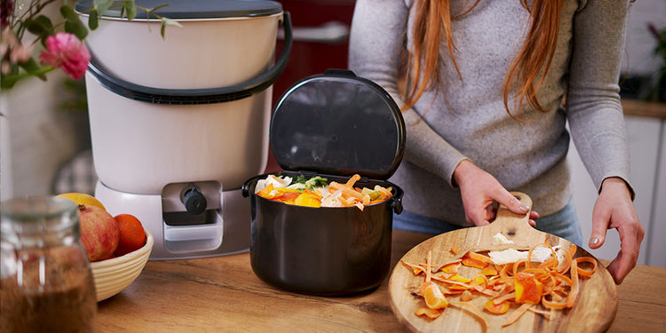 un composteur bokashi permet de composter les déchets alimentaires (épluchures de fruits et légumes, marc de café, sachets de thé...) dans la cuisine en toute simplicité