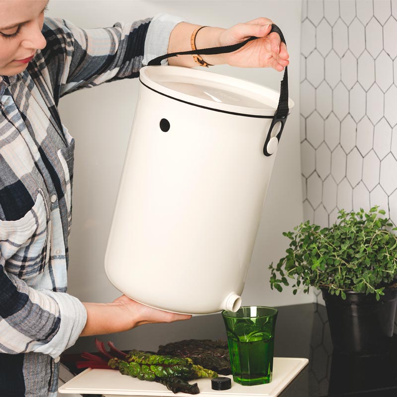 Récupérez le jus ou thé de compost bokashi, un engrais riche et naturel pour vos plantes