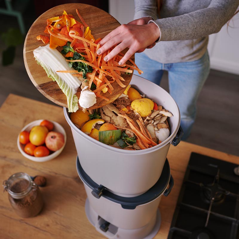 Quasiment tous les déchets organiques peuvent être ajoutés dans le composteur de cuisine bokashi