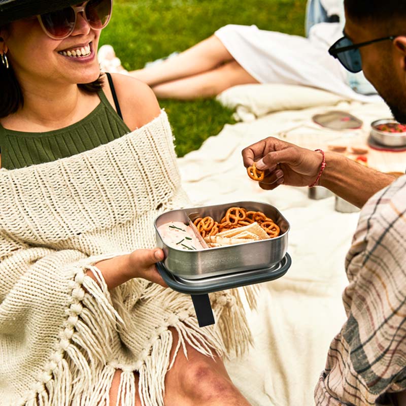 la boîte à repas idéal pour les déjeuner ou les apéros  l'extérieur. La séparation à l'intérieur de la boîte est très pratique