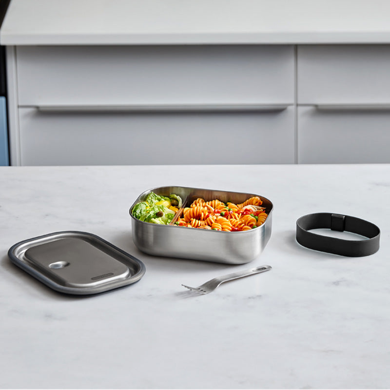 boîte à repas black blum 1 litre coloris noir posée sur le plan de travail de la cuisine