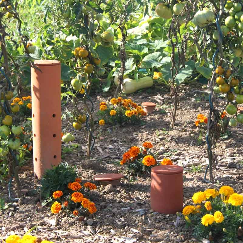 le composteur de jardin à enterrer transforme vos épluchures en engrais naturel directement dans la terre grâce à l'action des vers. Il permet de fertiliser les plantes environnantes de façon naturelle