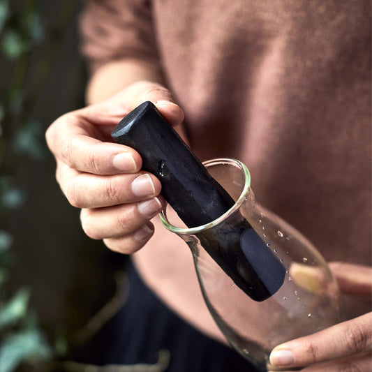 le filtre naturel de charbon actif est utilisé dans une carafe à eau pour filtrer l'eau du robinet