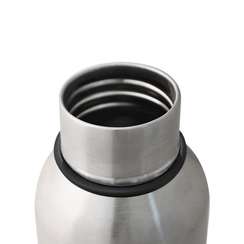 le large goulot permet un nettoyage facile de la gourde black blum noire
