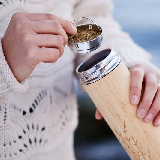 thermos de 360ml avec passoire à thé intrégrée dans la bouteille. Il n'y a plus qu'à l'emmener avec soi et laisser le thé infuser