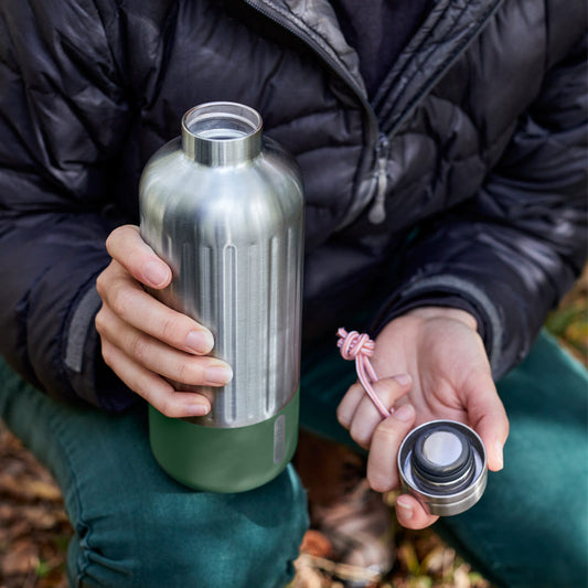 gourde aventure Explorer Black+Blum solide et iostherme, idéale pour le camping, la randonnée ou les activités sportives
