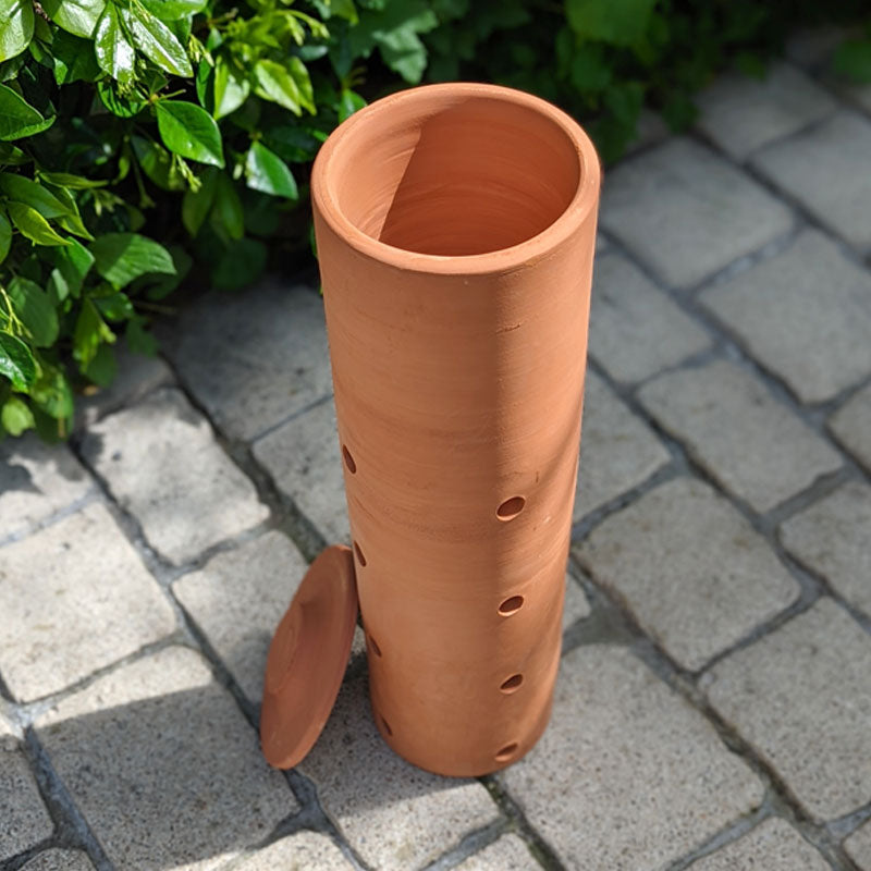 lombricomposteur artisanal en terre cuite prêt à être enterré dans le jardin ou le potager