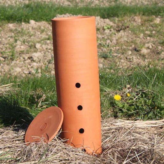 lombricomposteur en terre cuite de fabrication artisanale à enterrer dans un jardin potager pour enrichir la terre et composter les épluchures