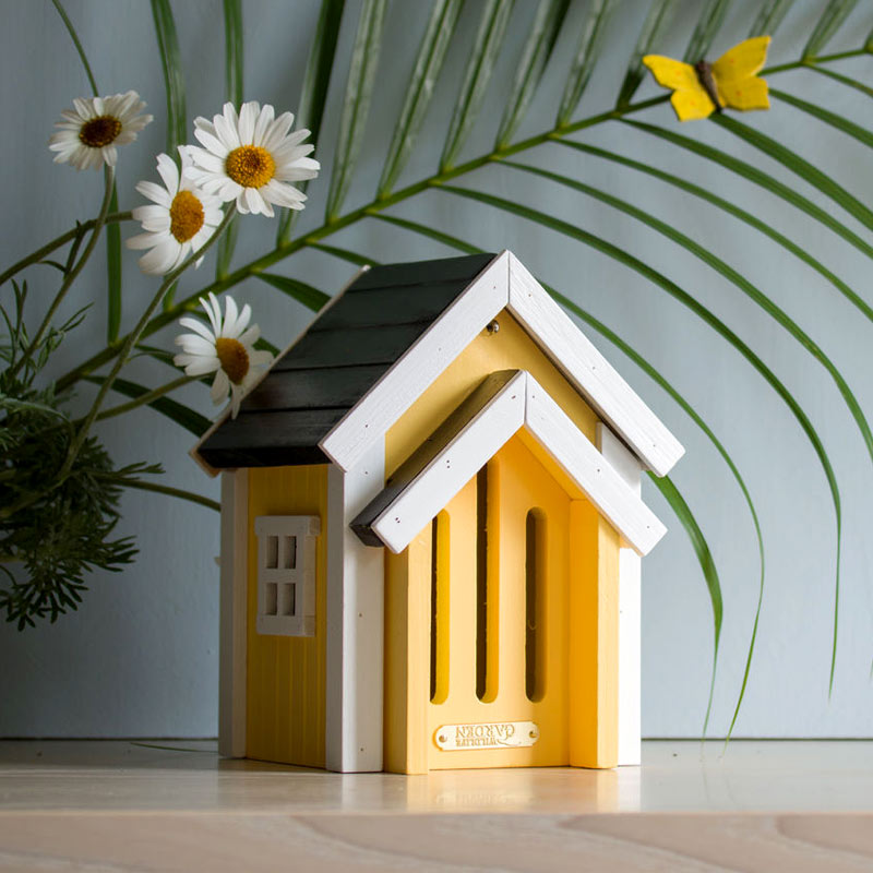 maison miniature jaune pour abriter les papillons l'hiver