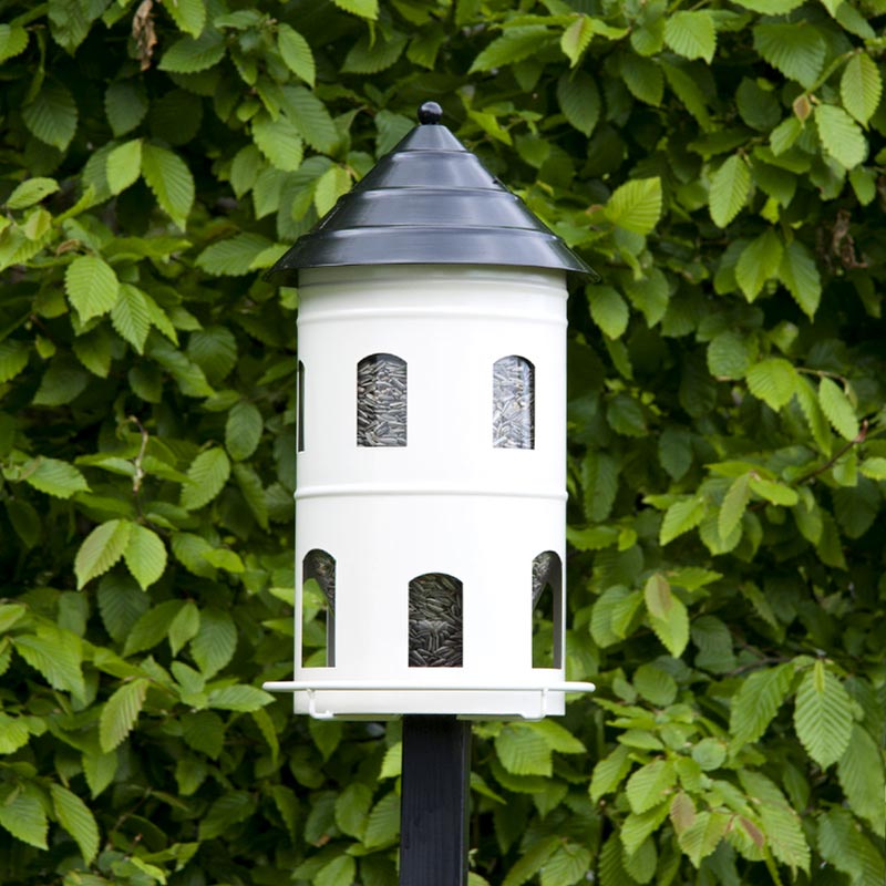 jolie mangeoire utile et déco pour le jardin. Elle décore à merveille le jardin et nourrit les oiseaux en hiver