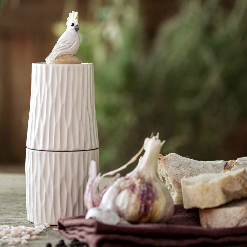 moulin à sel en bois blanc inspiré de la nature pour animer et embellir la table