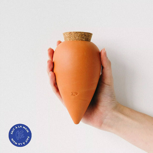 Ollas Pépin en terre cuite naturelle, objet durable, écologique et décoratif... et tellement pratique puisqu'elle arrose nos plantes toute seule, en diffusant lentement l'eau dans la terre, juste au niveau des racines, par capillarité. Une super idée de cadeau green qui plait à coup sûr!