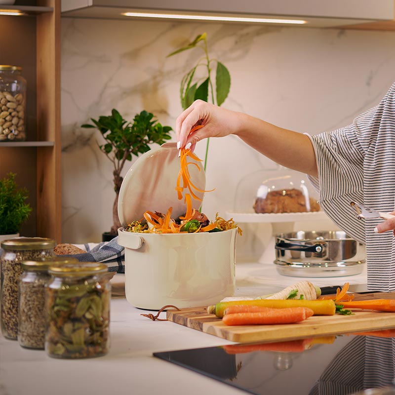poubelle design pouvant être laissée sur le plan de travail de la cuisine