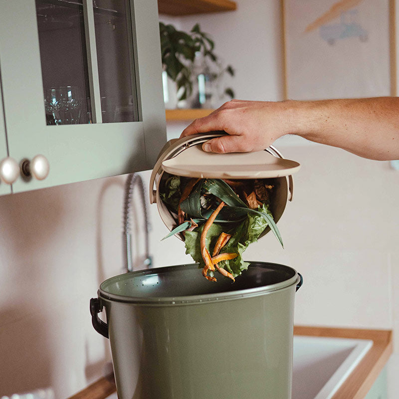 la poubelle à compost peut être vidée tous les 2 à 3 jours environ