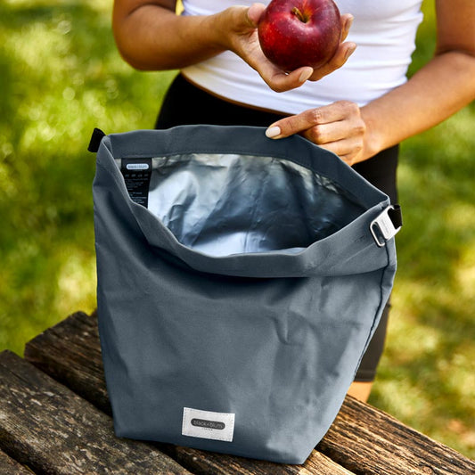 le sac à repas Slate de la marque anglaise black+blum permet d'emmener son déjeuner partout, facilement, et de le garder au frais