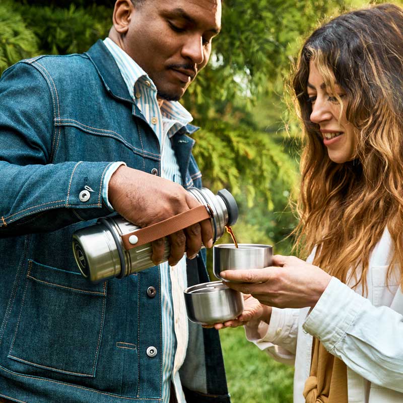 le thermos Explorer Flask Duo garde les boissons pour 2 personnes au frais ou au chaud pendant 24 heures