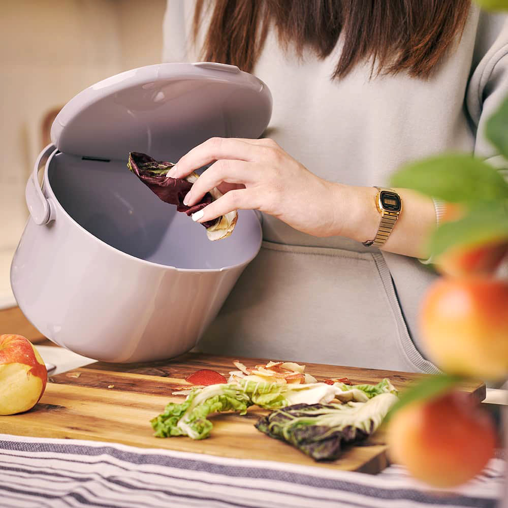 le bac à compost de cuisine Organko daily permet de trier les déchets alimentaires afin de les composter. Il a été conçu pour simplifier la gestion des biodéchets dans la cuisine