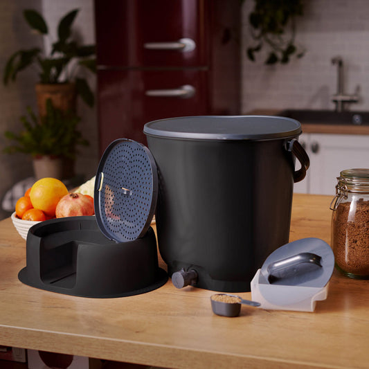 Le composteur de cuisine bokashi noir Skaza Organko Essential contient tous les accessoires + 1 kg de ferments pour composter facilement les déchets de cuisine