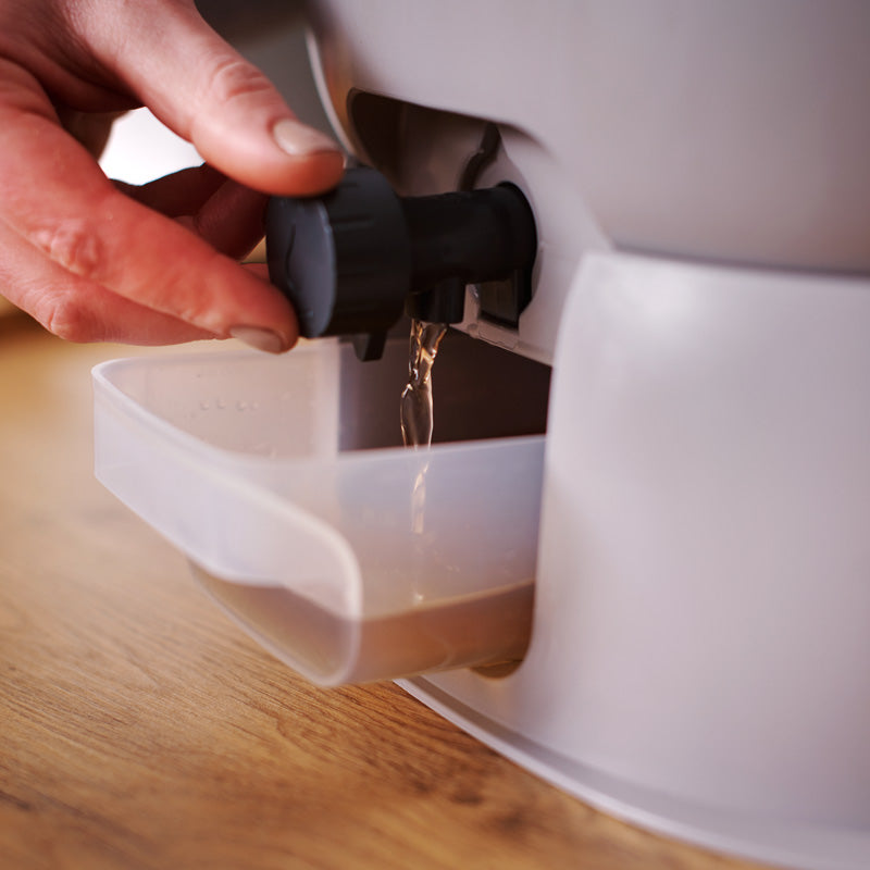 Le robinet du composteur bokashi Organko ESSENTIAL permet de récupérer le thé de compost produit à partir des déchets organiques en toute simplicité