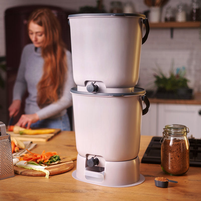 Set de 2 composteurs de cuisine Skaza Organko Essential 15,3 L + 1 kg d'activateur pour la collecte et le compostage des déchets organiques. Fabriqué à partir de plastiques recyclés post-consommation