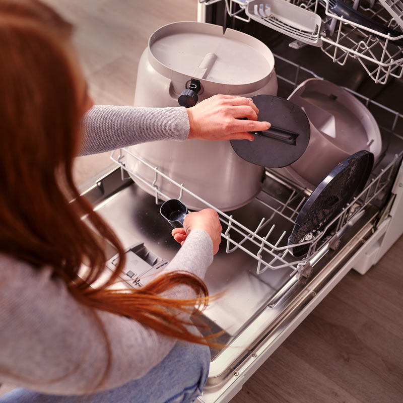 Tous les accessoires du composteur Organko Essential se rincent facilement à l'eau douce ou passent au lave-vaisselle