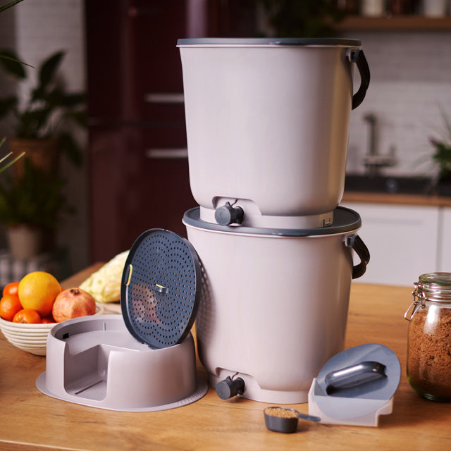 le set de 2 composteurs bokashi organko essential est prêt à l'emploi. Il inclut tous les accessoires pour composter facilement dans sa maison