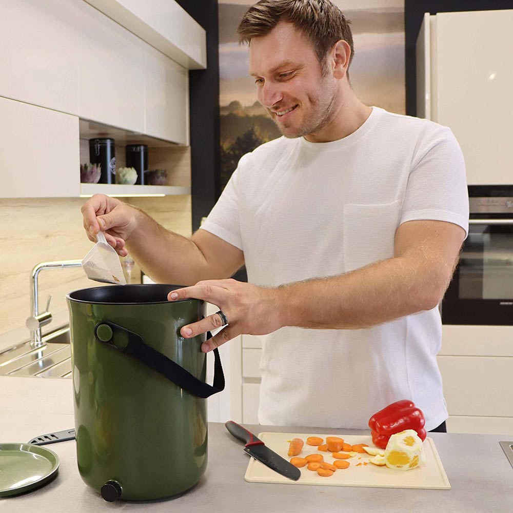 le sachet de son ou ferments fourni avec le composteur bokashi organko 2 vert olive est enrichi en micro organismes efficaces qui vont accélérer le processus de fermentation des biodéchets