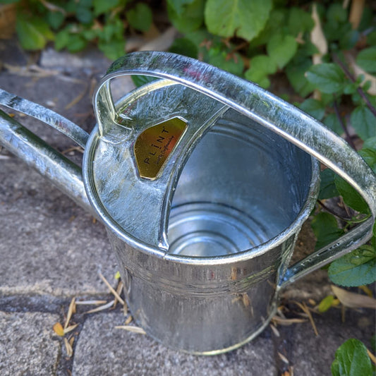 arrosoir plint en métal épais finition zinc avec logo doré PLINT