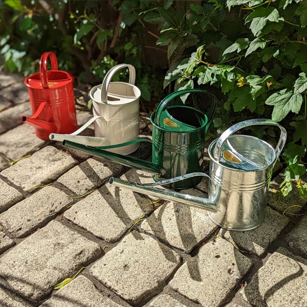 arrosoirs PLINT en métal peint avec de jolies couleurs : rouge antique, vert anglais, blanc héritage