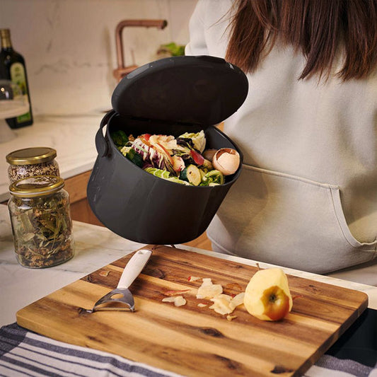 la poubelle de table organko daily noire permet de trier les déchets de cuisine, elle est idéale en complément du composteur bokashi car elle peut être vider tous les 2 jours dans le bokashi