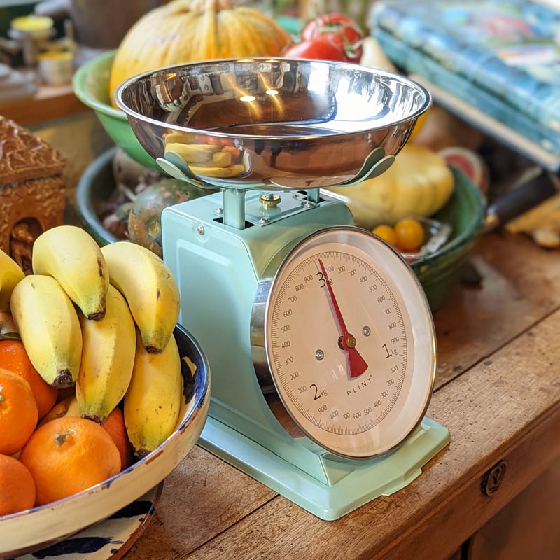 balance de cuisine pleine de charme de la marque plint, à la fois utile pour peser les ingrédients et décorative dans la cuisine