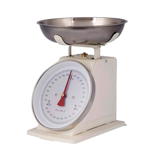 balance plint en métal laqué crème pour peser les ingrédients dans la cuisine
