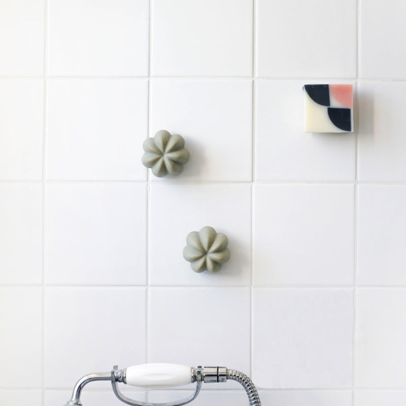 porte-savon durable et écologique composé d'une ventouse aimantée et d'une capsule en inox