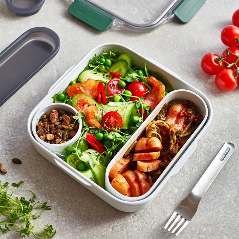 la lunch box Black+Blum Original est une boîte à repas complète et très pratique pour emmener vos repas au bureau, sans risque que la sauce coule dans votre sac