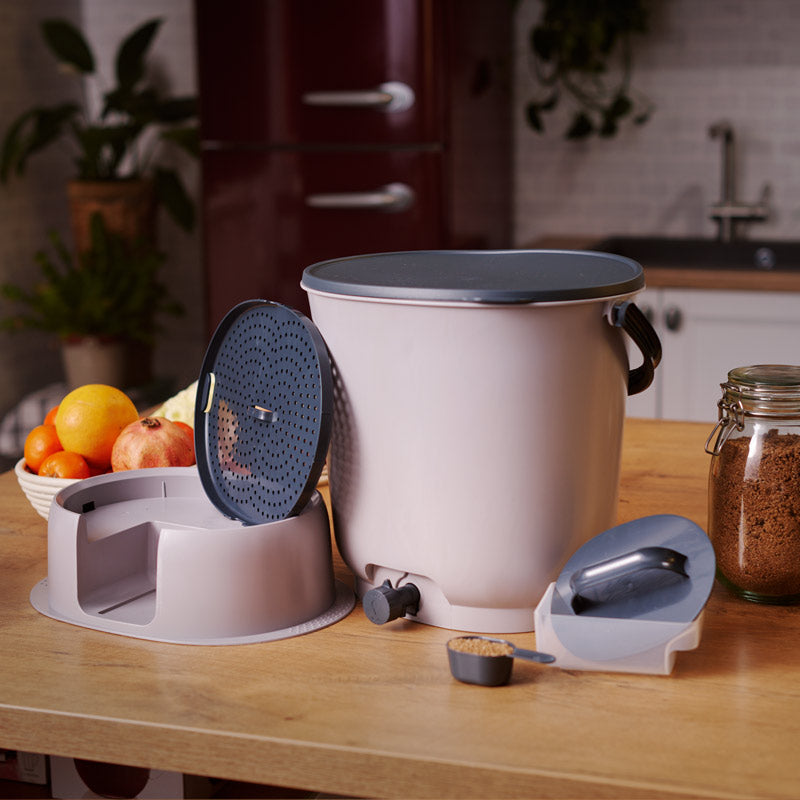 composteur bokashi skaza organko essential 15,3 litres avec sa base et ses accessoires. Fourni avec 1kg d'activateur