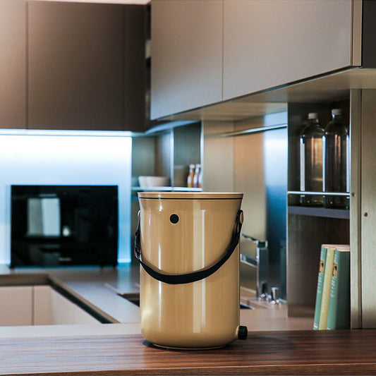 composteur skaza organko 2 beige cappuccino pour une gestion responsable des déchets de cuisine. Un composteur élégant et compact pour trier et valoriser les déchets alimentaires du quotidien