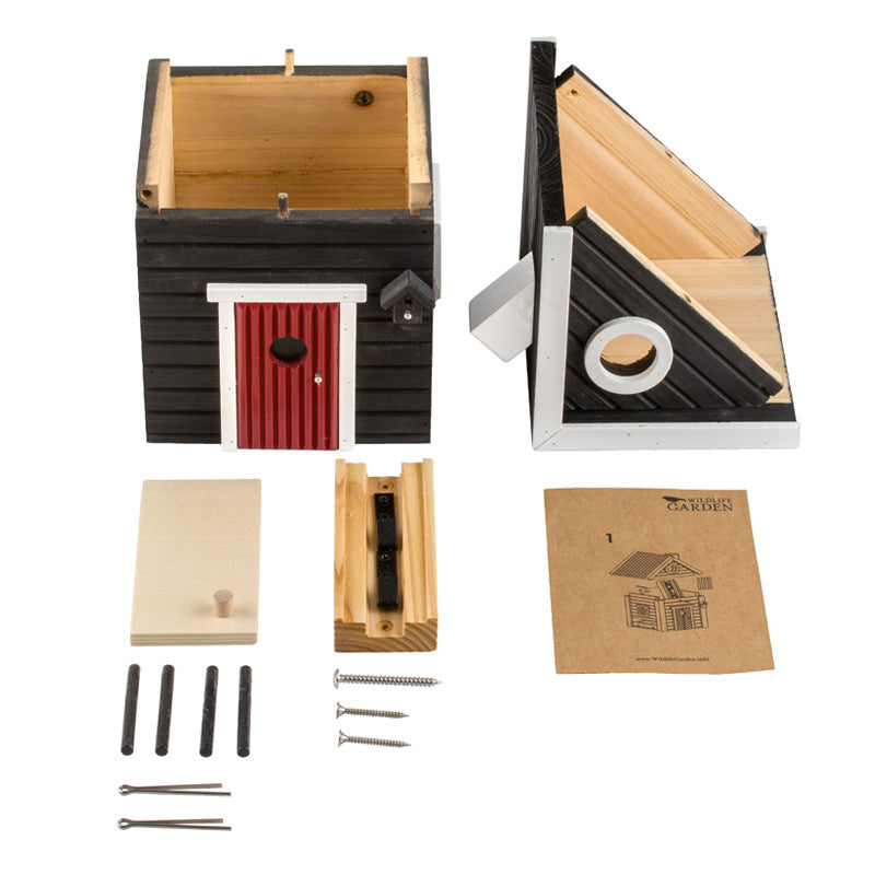 Le nichoir black cottage de Wildlife Garden contient des accessoires et le matériel de fixation pour l'installer sur un poteau, un arbre ou un mur