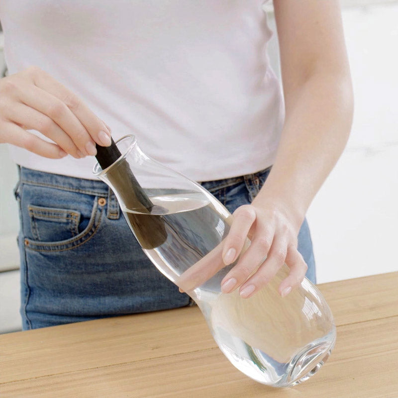 insérer le charbon binchotan dans la carafe EAU GARAFE remplie d'eau. Le charbon actif filtre l'eau du robinet dans la carafe et y ajoute des minéraux