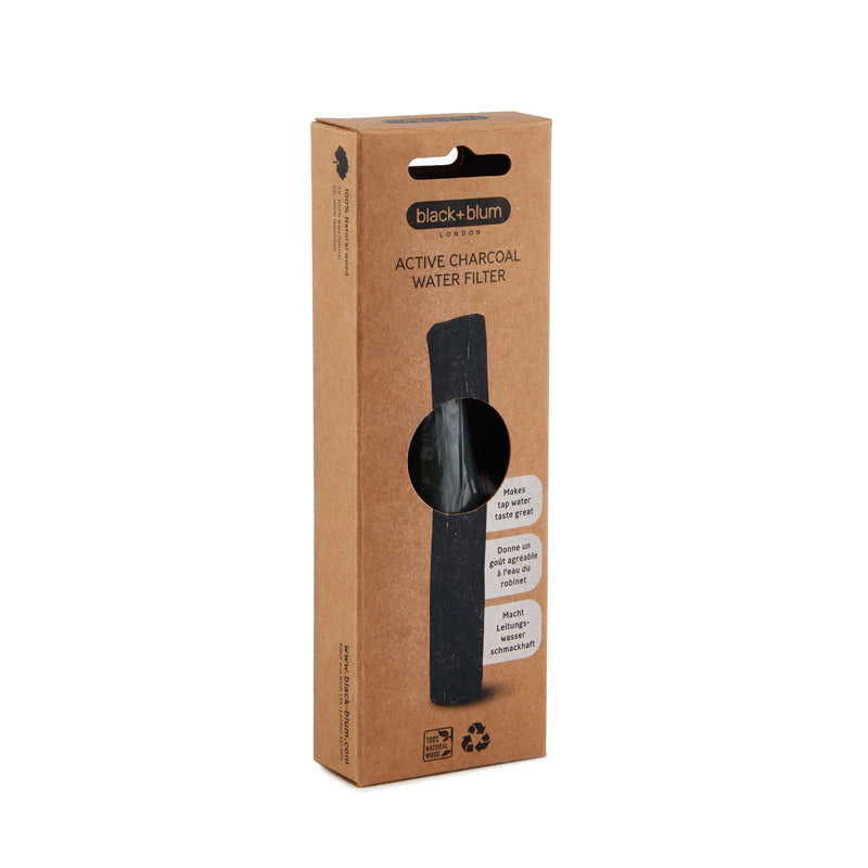 recharge de charbon actif Black+Blum pour filtrer l'eau du robinet dans les gourdes et carafes