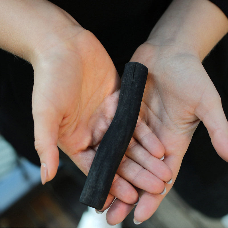 un bâton de charbon actif binchotan issu de bois 100% naturel