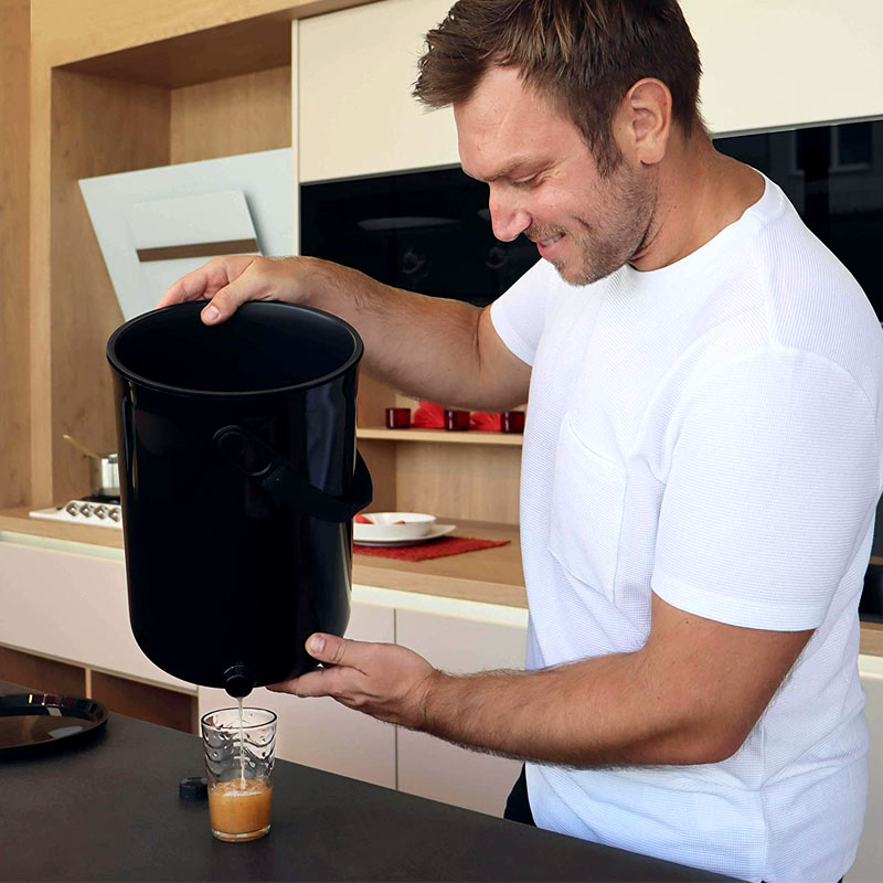 Au bout de quelques jours, le thé de compost du bokashi organko 2 peut être récupéré