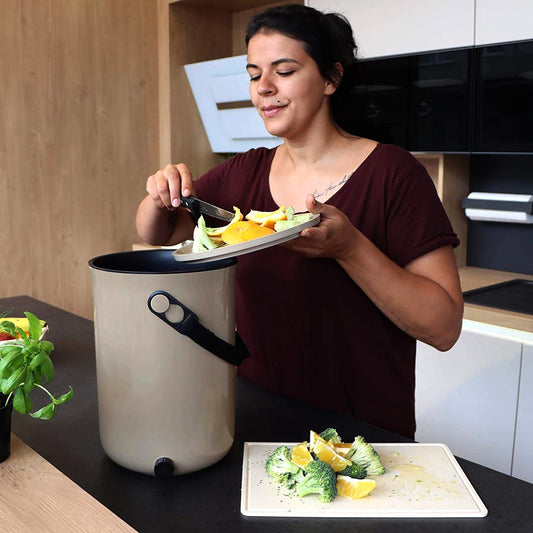 ajouter les biodéchets dans le composteur bokashi organko 2 beige après les avoir coupés en petits morceaux