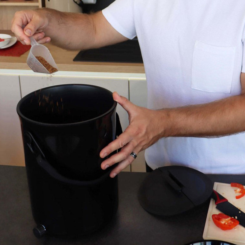 l'activateur de compost permet d'accélérer la fermentation dans le composteur bokashi et de recolter un liquide très riche pour les plantes ou l'entretien des canalisations en 3 à 4 jours seulement
