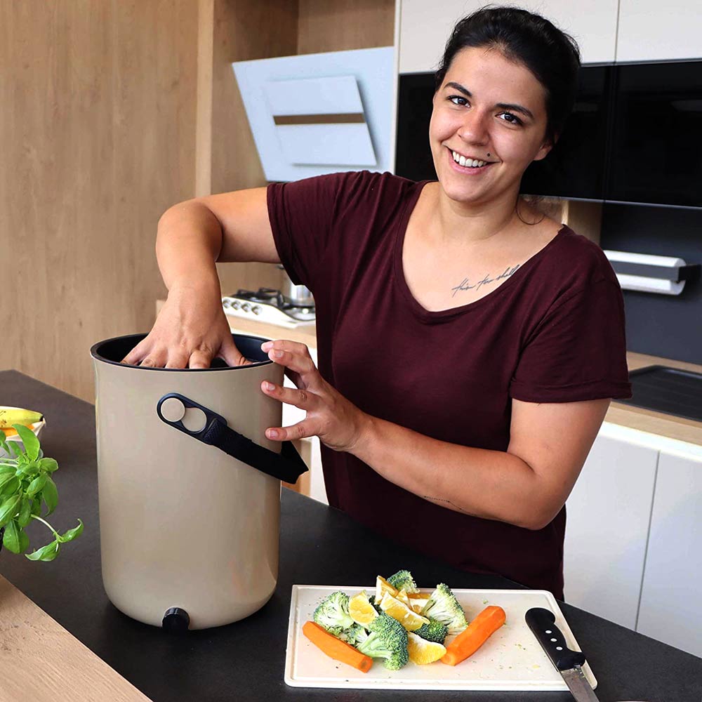 L'outil tasseur ventouse permet de fermer hermétiquement le composteur bokashi organko 2