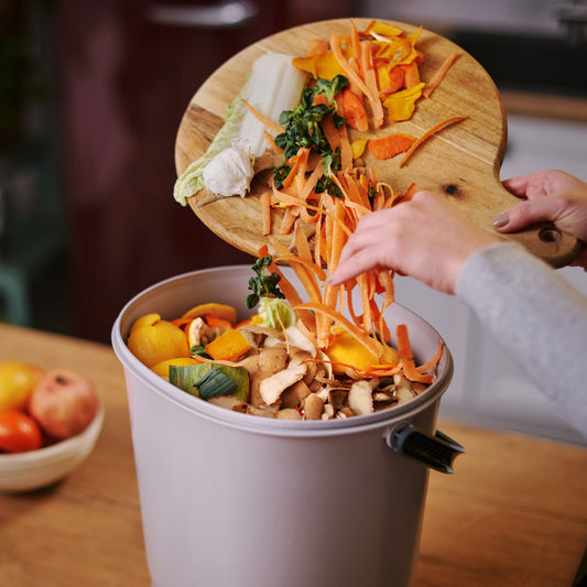 le composteur de cuisine ou composteur d'appartement bokashi organko essential gris clair transforme les déchets organiques en thé de compost et digestat très riche pour fertiliser les plantes et le potager