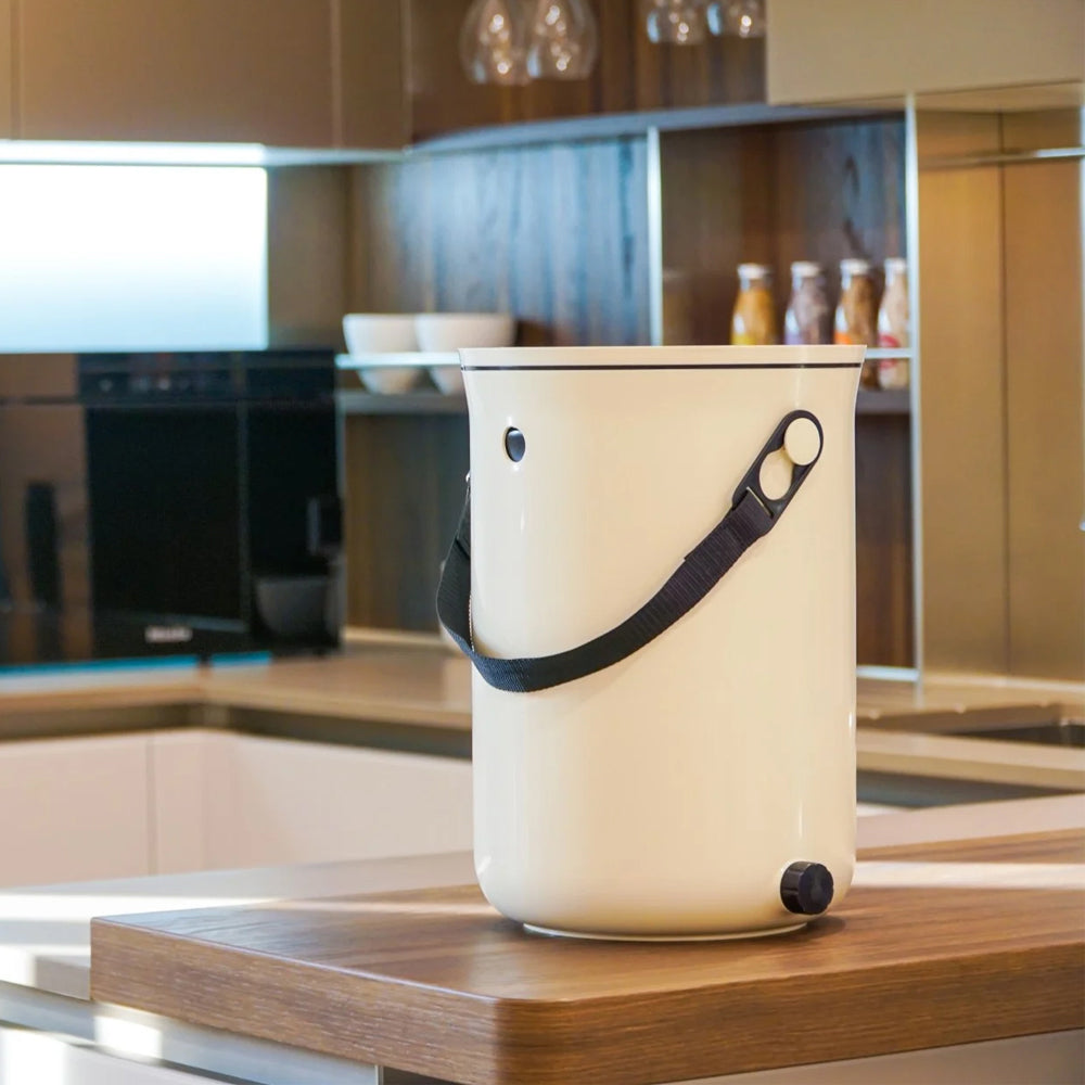 composteur de cuisine design Skaza organko 2 blanc, pour composter les déchets organiques en toute simplicité et avec style dans la cuisine