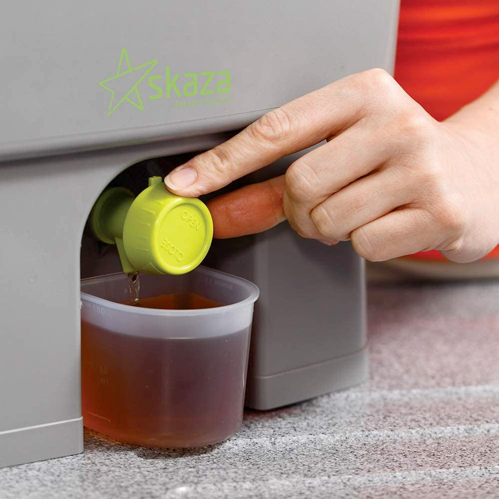 quelques jours suffisent pour que le composteur bokashi produise un engrais liquide très riche pour les plantes