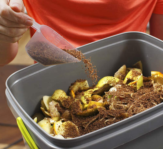 ajouter 20g de ferments entre chaque couche de déchets organiques dans votre composteur de cuisine