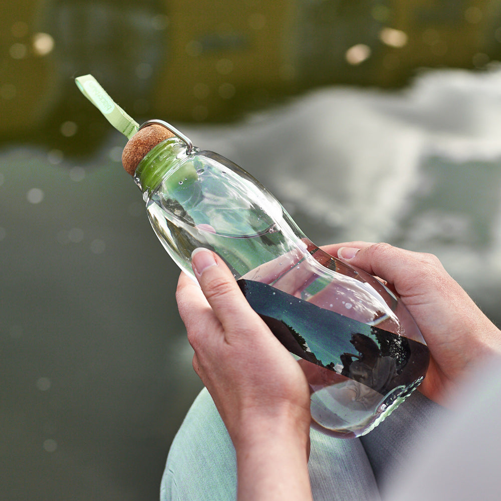 gourde transparente avec filtre de charbon pour filtrer l'eau du robinet