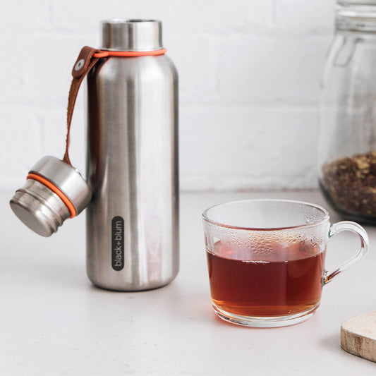 très jolie gourde isotherme black and blum de 500 ml en inox, qui garde l'eau fraiche pendant 24h et l'eau chaude pendant 12h